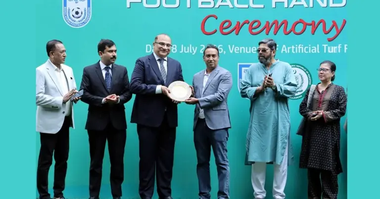 বাফুফেকে ফুটবল উপহার দিলো পাকিস্তান